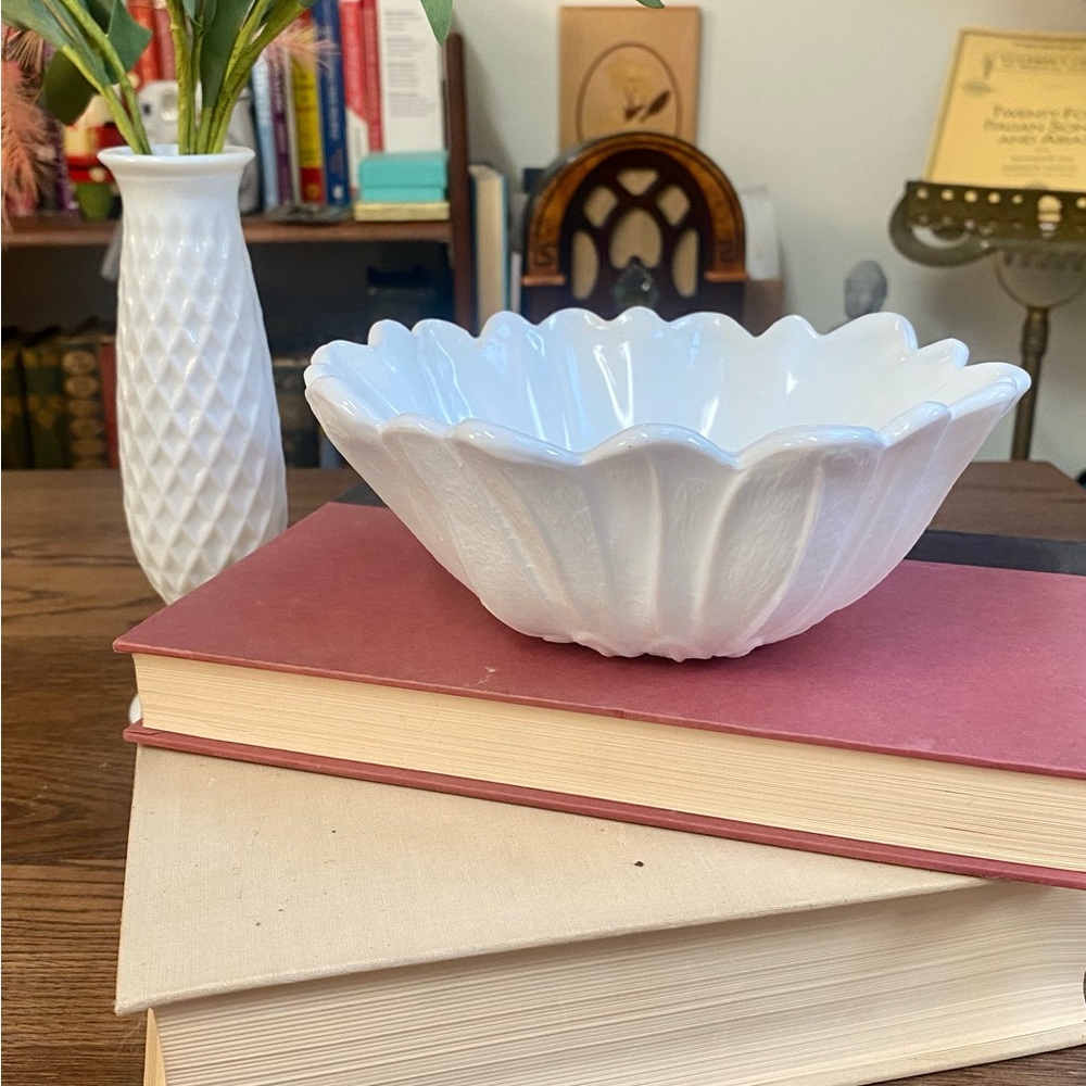 Vintage Indiana Glass Milkglass Sunflower Bowl, Cottagecore Sunflower Decor